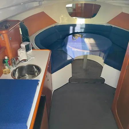 An Unusual Night On A Boat Bådhotel *
